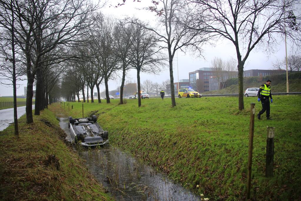 Bestuurder belandt op de kop in sloot