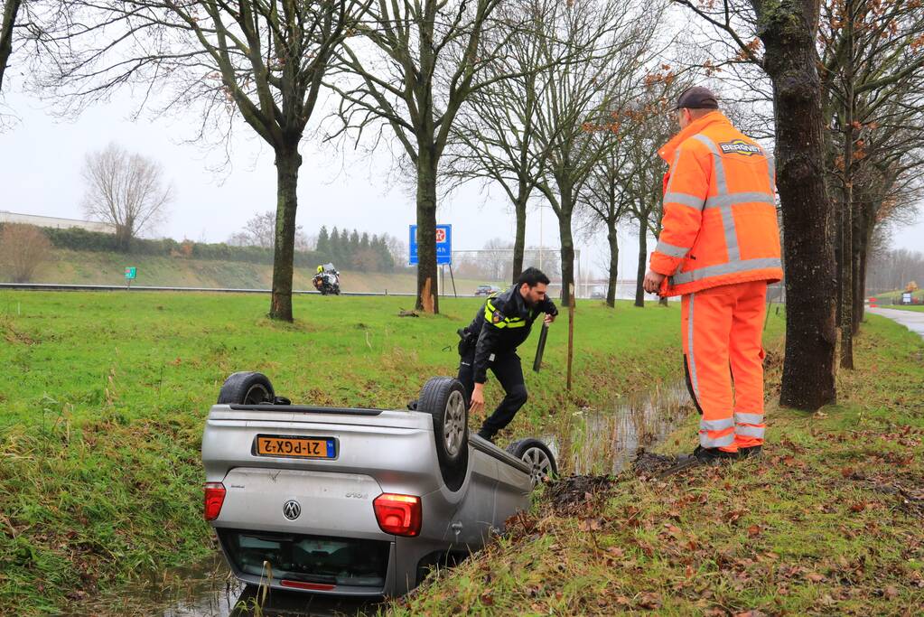 Bestuurder belandt op de kop in sloot