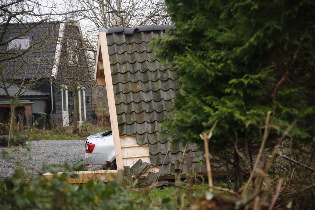 Auto bedolven onder ingestorte schuur