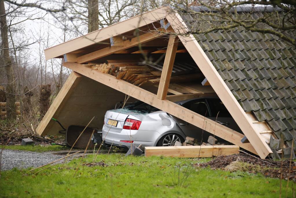 Auto bedolven onder ingestorte schuur