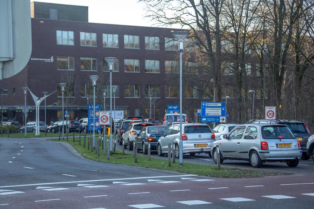 Lange wachtrijen voor ziekenhuis na brand in parkeergarage