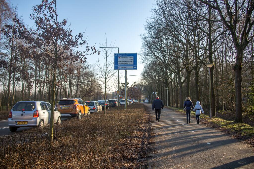 Lange wachtrijen voor ziekenhuis na brand in parkeergarage