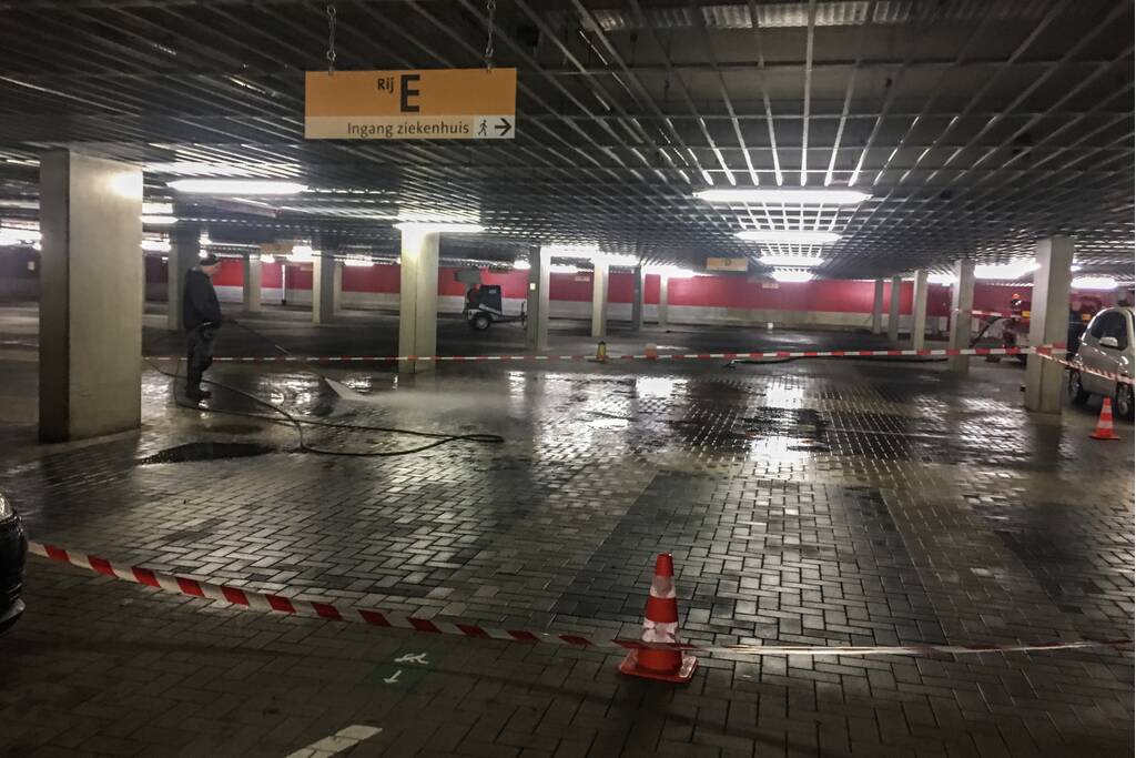 Lange wachtrijen voor ziekenhuis na brand in parkeergarage