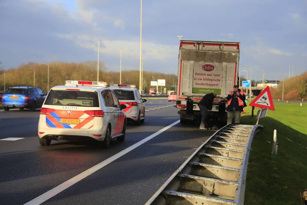 Bestuurster gewond na aanrijding vrachtwagen