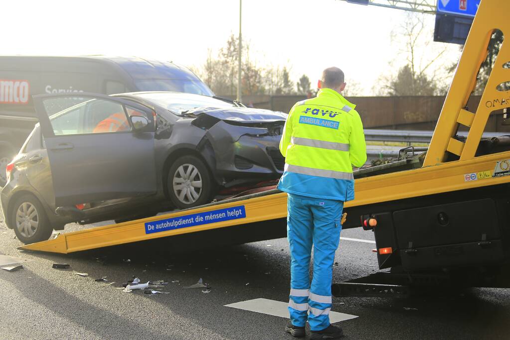 Bestuurster gewond na aanrijding vrachtwagen