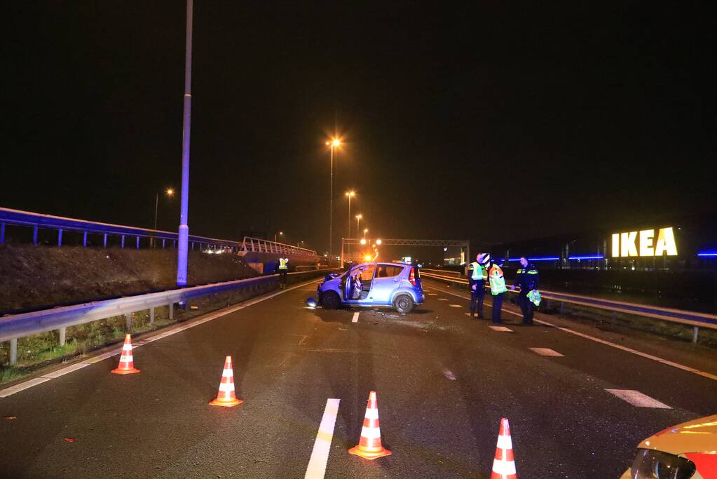 Snelweg dicht na flinke crash