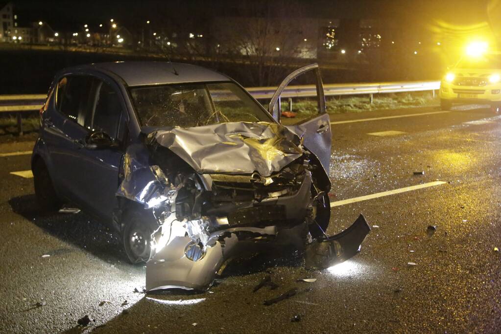 Snelweg dicht na flinke crash