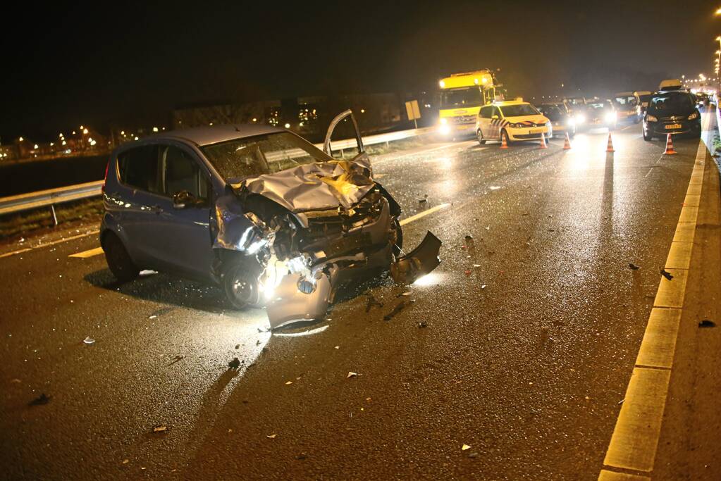 Snelweg dicht na flinke crash