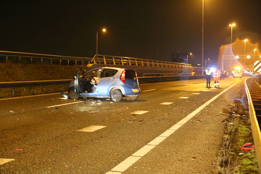 Snelweg dicht na flinke crash