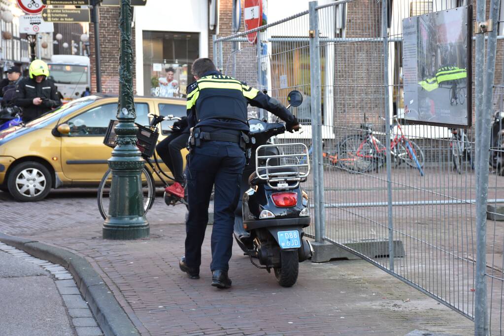 Scooterrijdster gewond na botsing met fietser