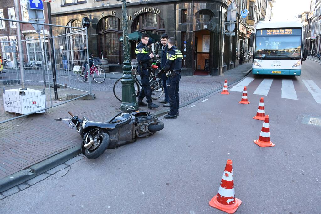 Scooterrijdster gewond na botsing met fietser