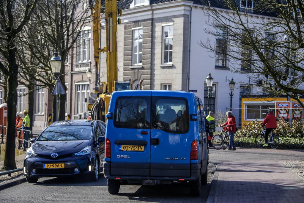 Verkeer gestremd door kraanwerkzaamheden