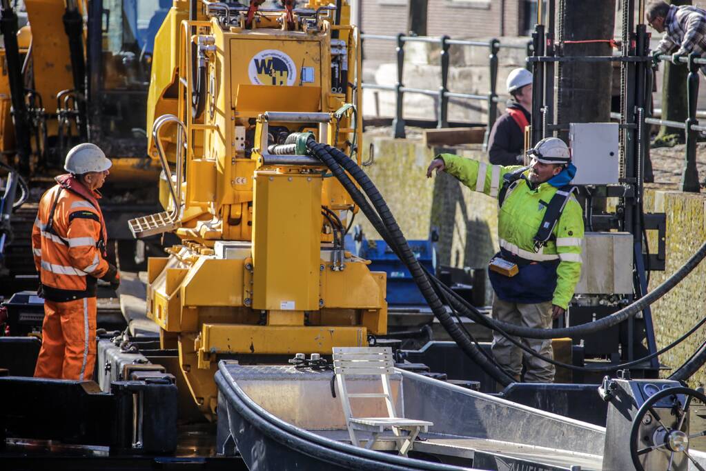 Verkeer gestremd door kraanwerkzaamheden