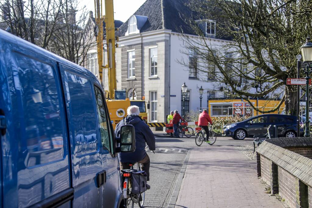 Verkeer gestremd door kraanwerkzaamheden