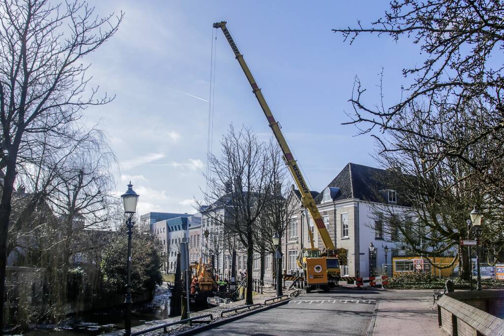 Verkeer gestremd door kraanwerkzaamheden