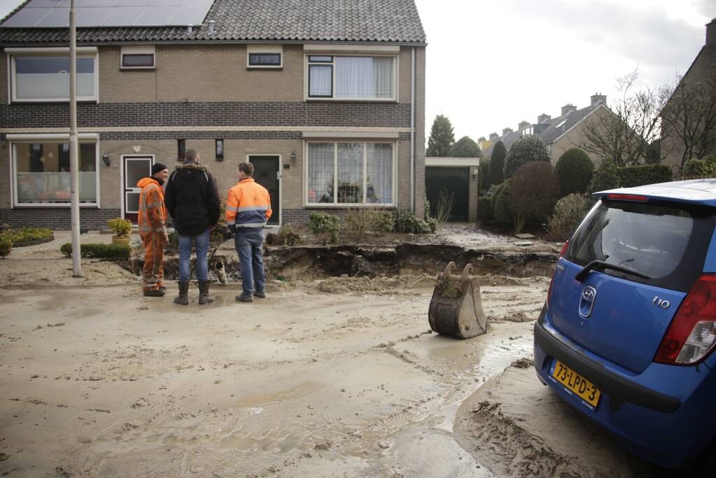 Straat onder water na leidingbreuk