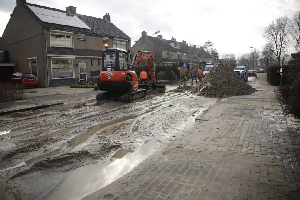 Straat onder water na leidingbreuk