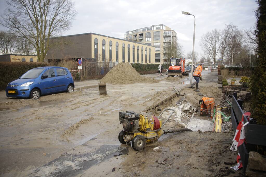 Straat onder water na leidingbreuk