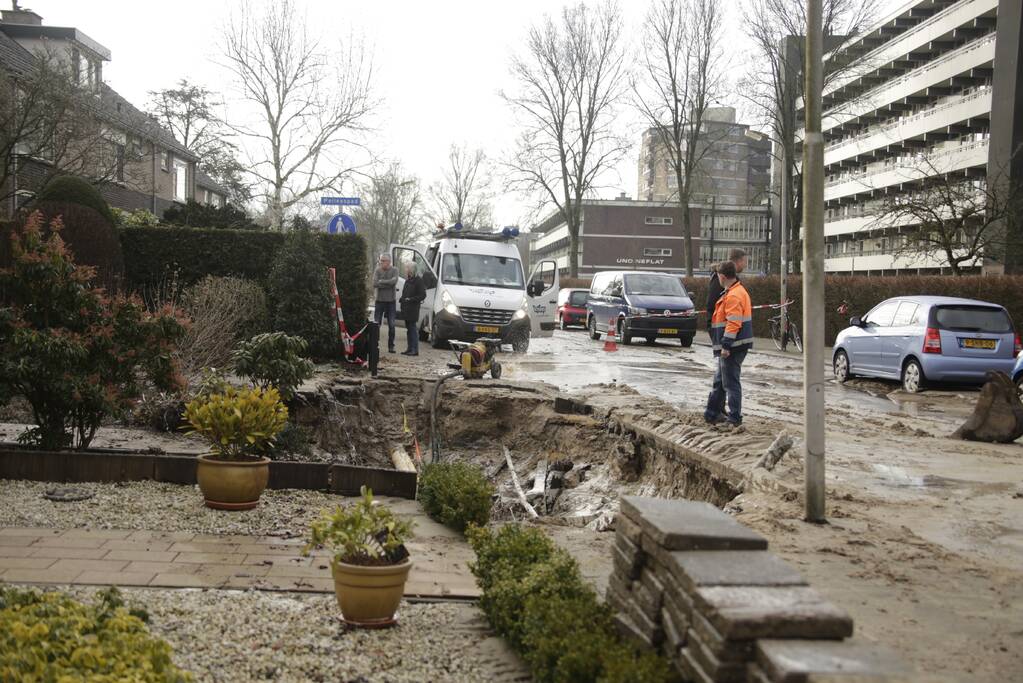 Straat onder water na leidingbreuk