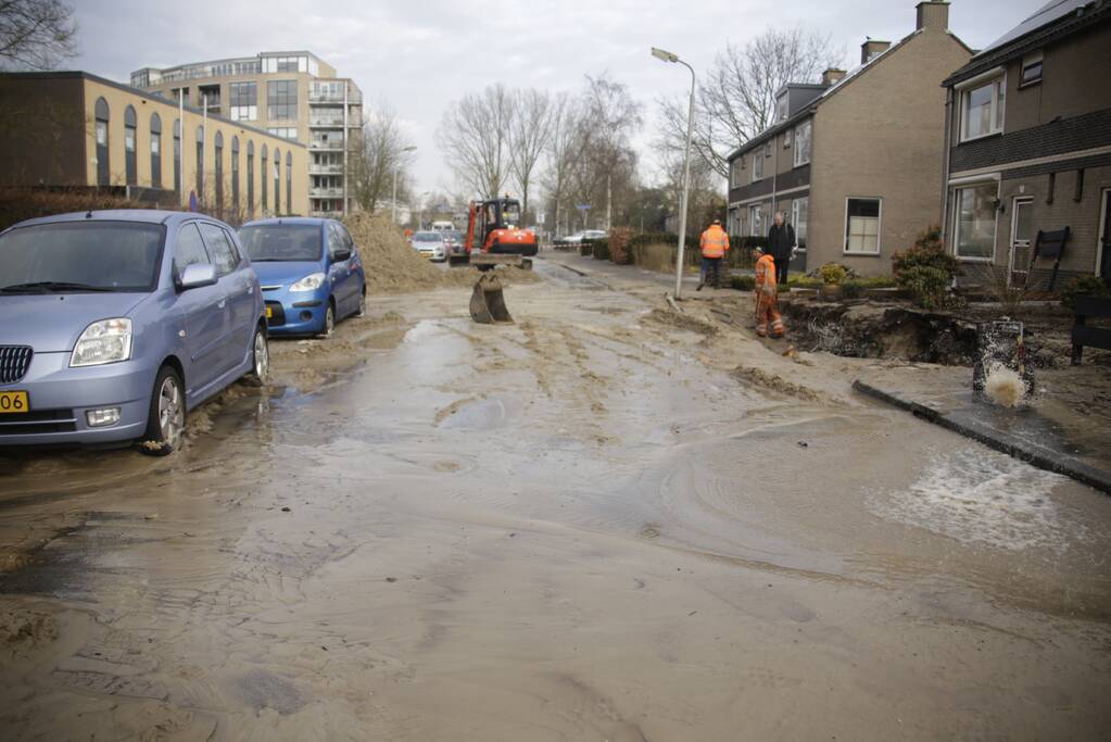 Straat onder water na leidingbreuk