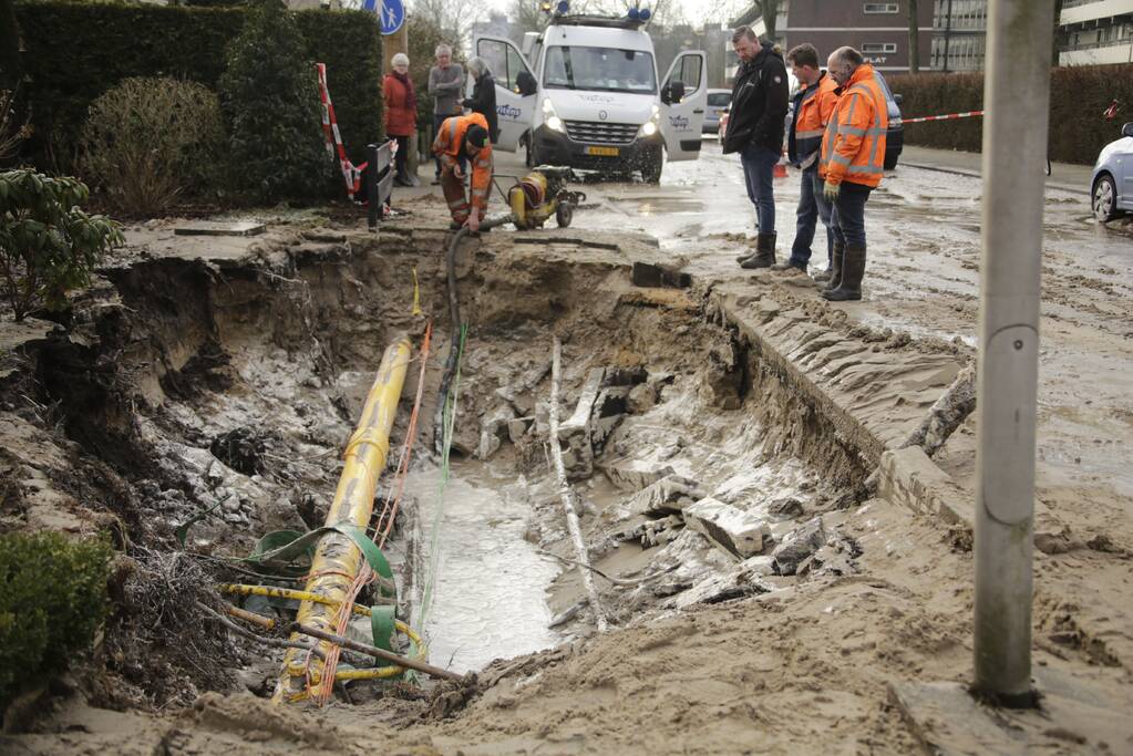 Straat onder water na leidingbreuk