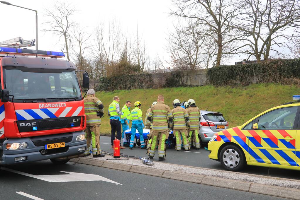 Twee auto?s botsen op kruising