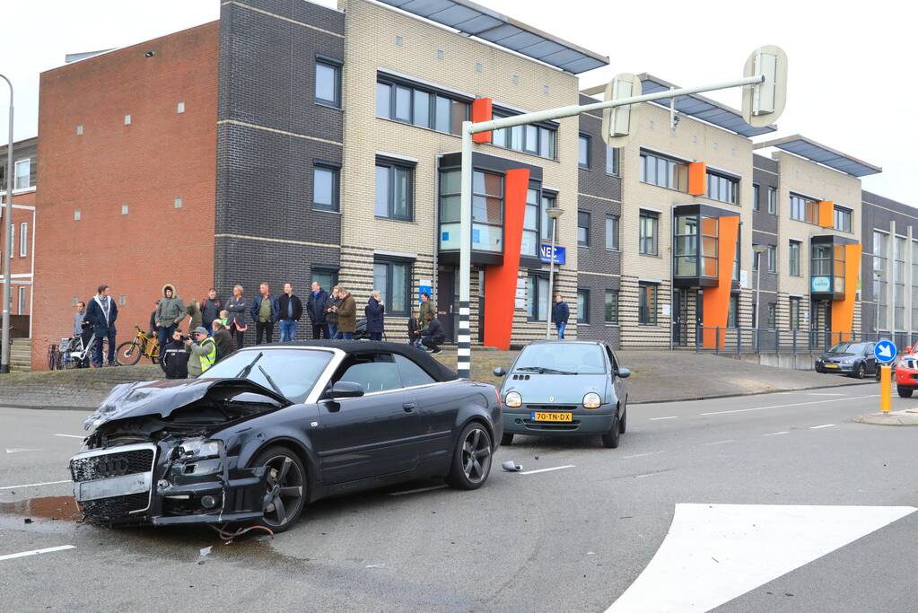 Twee auto?s botsen op kruising