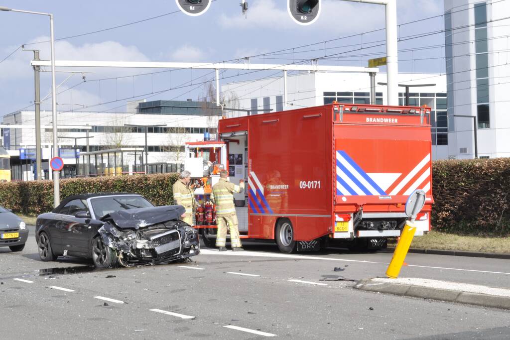 Twee auto?s botsen op kruising