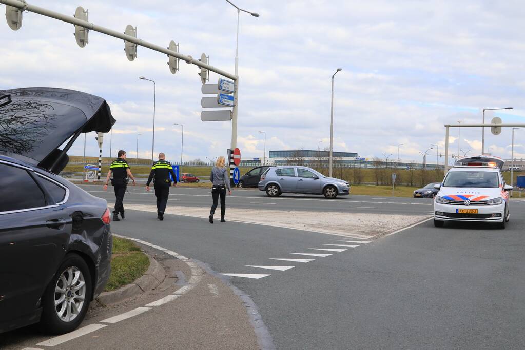 Twee voertuigen botsen op kruising