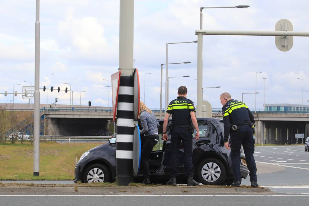 Twee voertuigen botsen op kruising