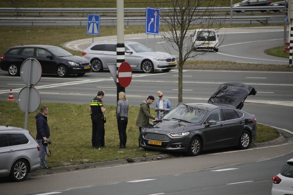 Twee voertuigen botsen op kruising