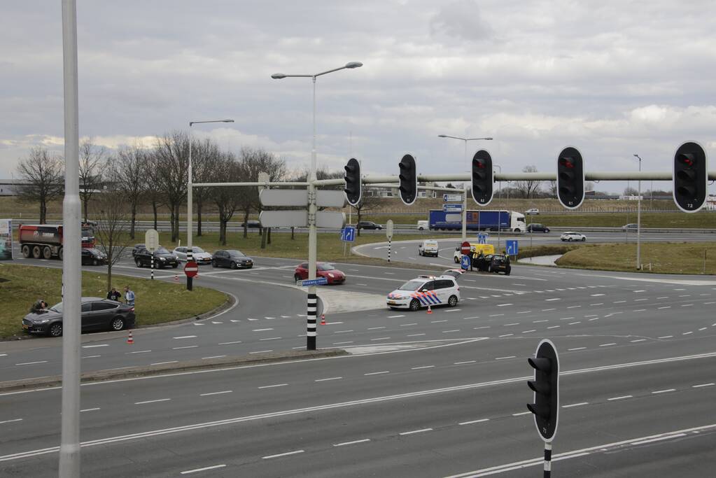 Twee voertuigen botsen op kruising