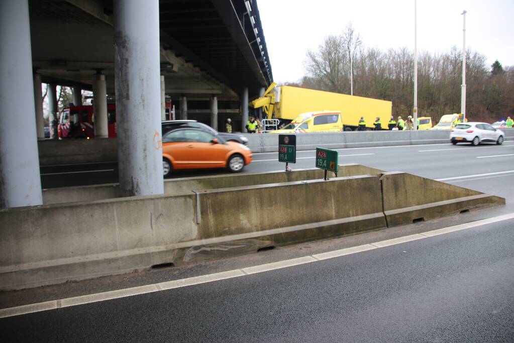 Vrachtwagenchauffeur overleden na botsing viaduct