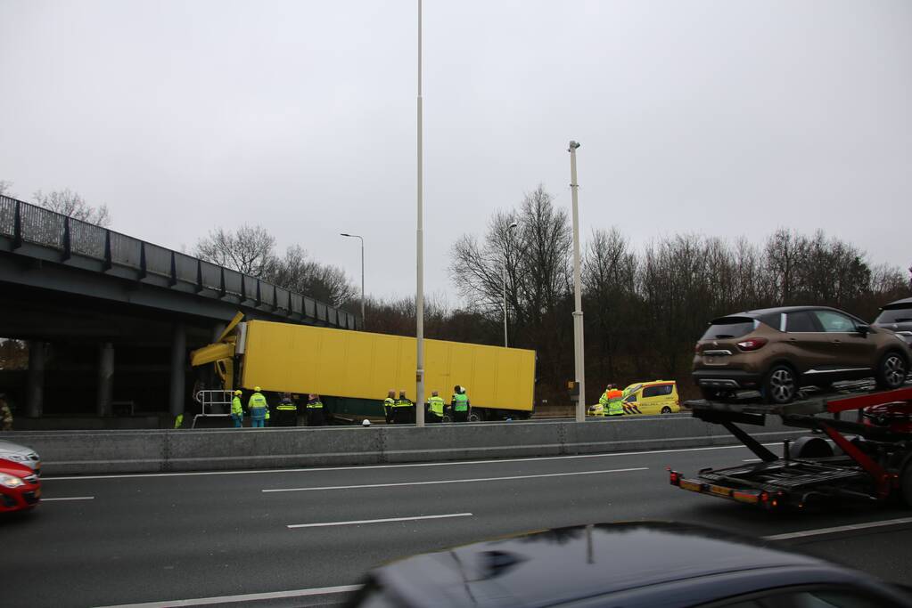 Vrachtwagenchauffeur overleden na botsing viaduct