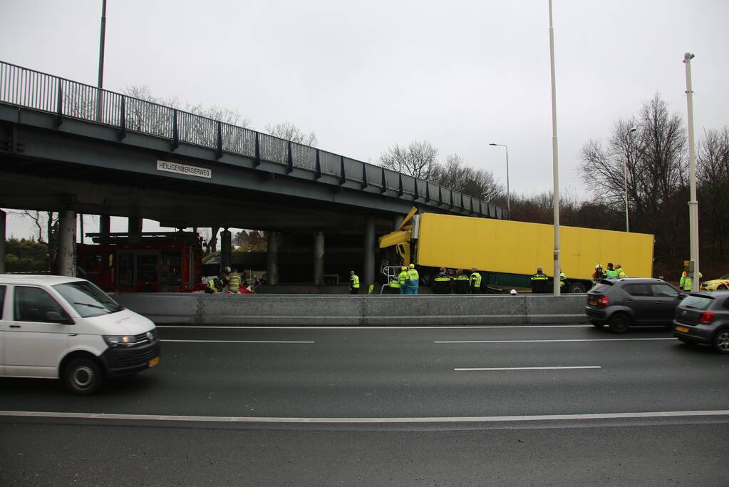 Vrachtwagenchauffeur overleden na botsing viaduct