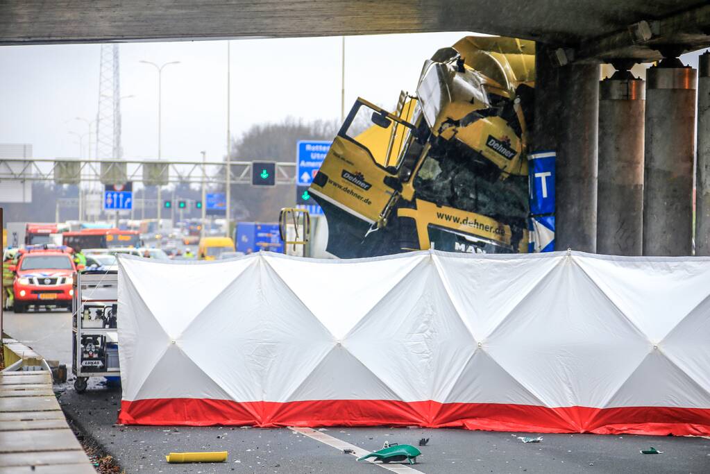 Vrachtwagenchauffeur overleden na botsing viaduct