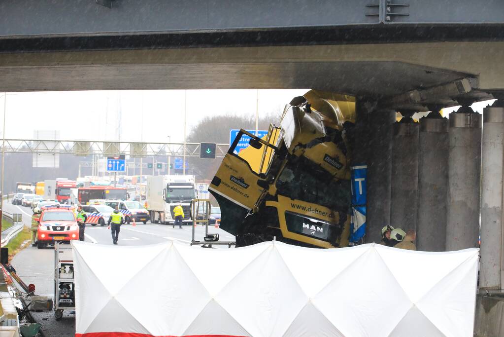 Vrachtwagenchauffeur overleden na botsing viaduct