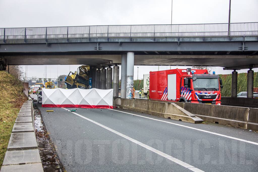 Vrachtwagenchauffeur overleden na botsing viaduct