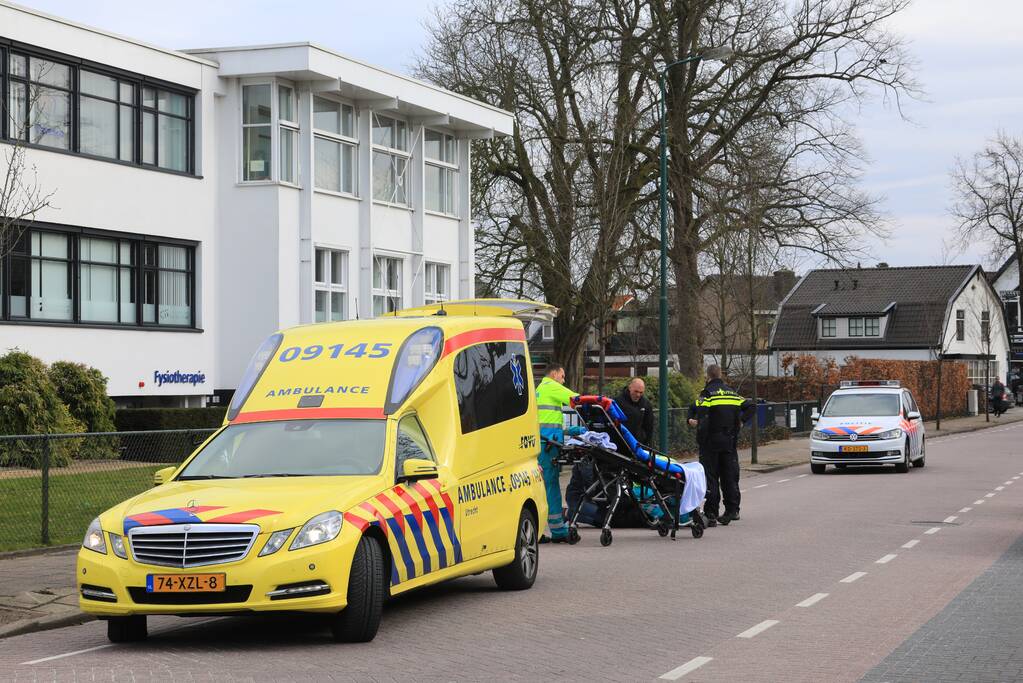 Vrouw fietst tegen vluchtheuvel en raakt gewond