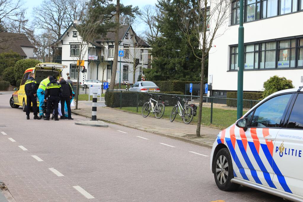 Vrouw fietst tegen vluchtheuvel en raakt gewond