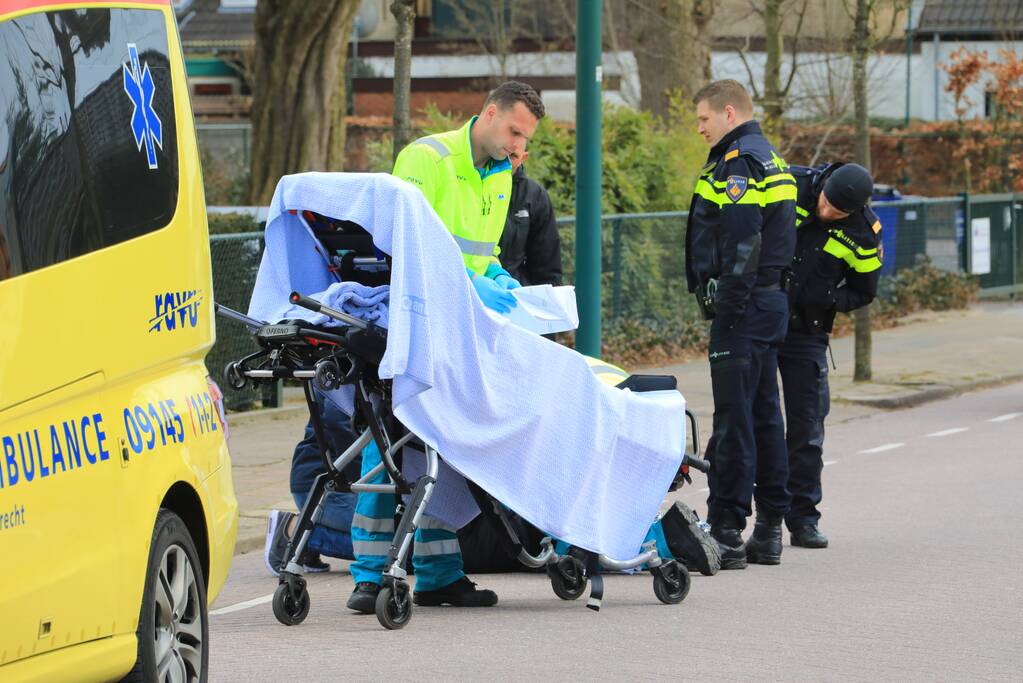 Vrouw fietst tegen vluchtheuvel en raakt gewond