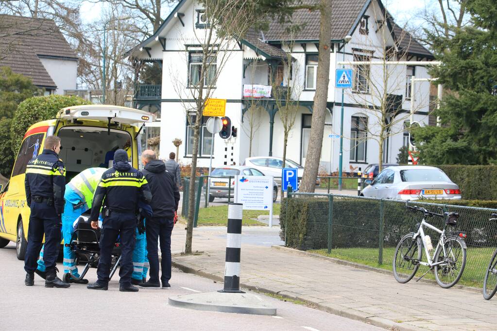 Vrouw fietst tegen vluchtheuvel en raakt gewond