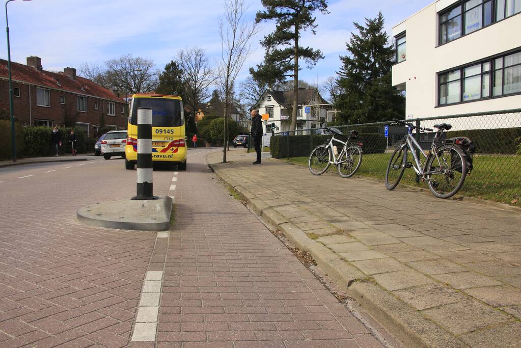 Vrouw fietst tegen vluchtheuvel en raakt gewond