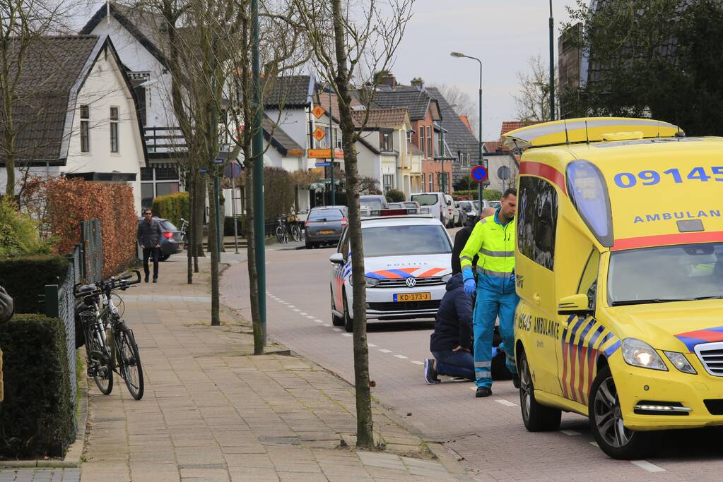 Vrouw fietst tegen vluchtheuvel en raakt gewond