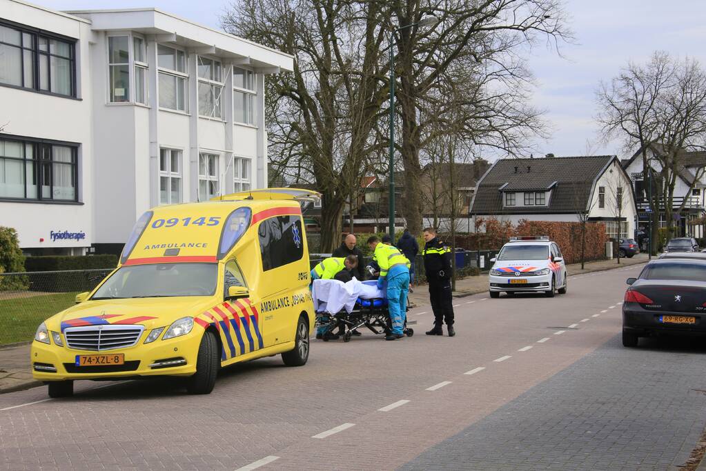 Vrouw fietst tegen vluchtheuvel en raakt gewond