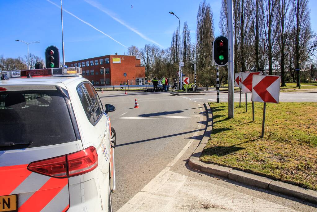 Brommerrijdster gewond na ongeval met auto