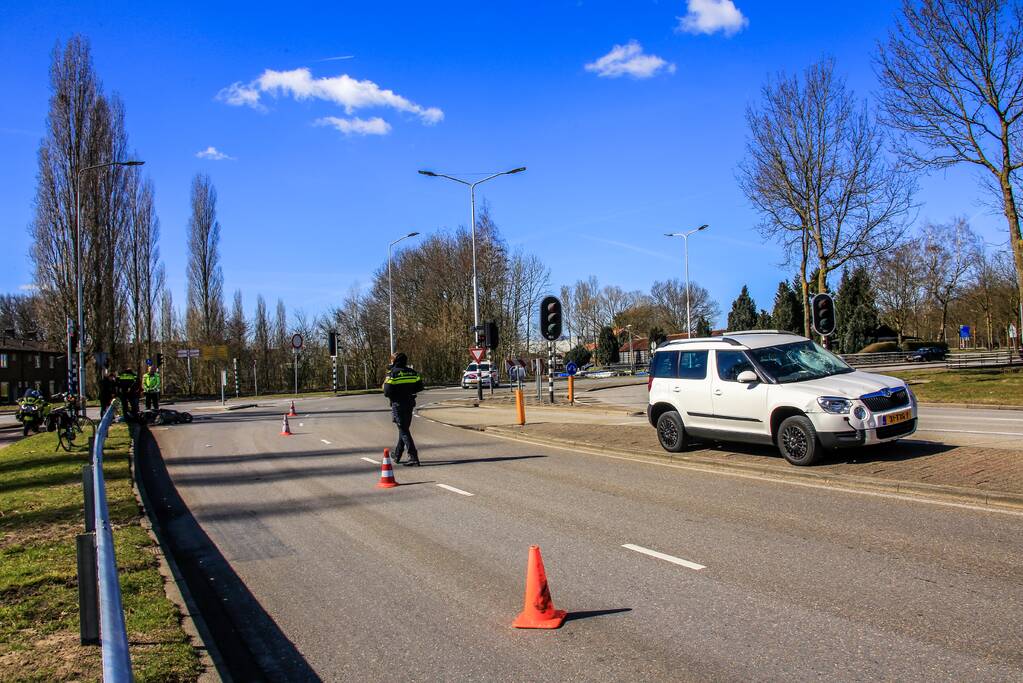 Brommerrijdster gewond na ongeval met auto