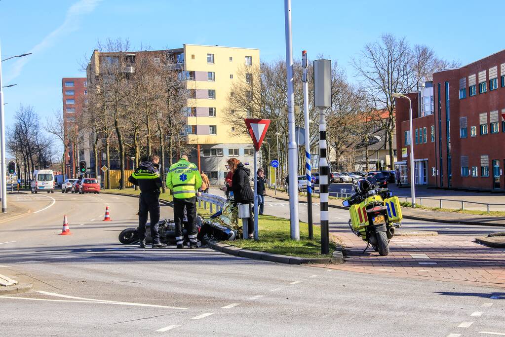 Brommerrijdster gewond na ongeval met auto