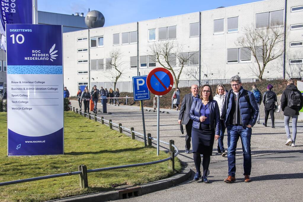 Burgemeester leidt leerlingen ROC naar de stembus