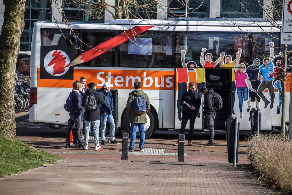 Burgemeester leidt leerlingen ROC naar de stembus